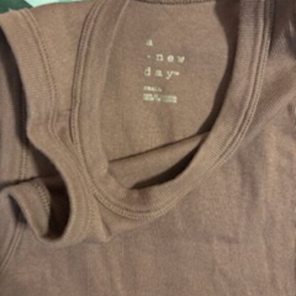 A New Day size Small, basic tank - Picture 2 of 3